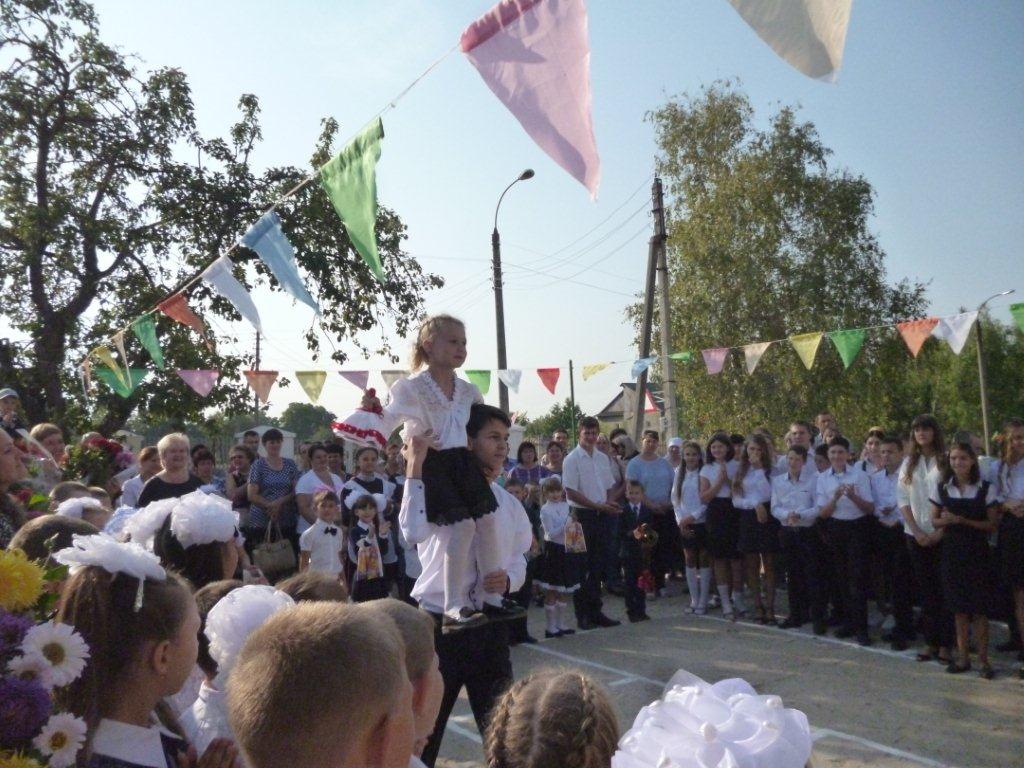 ГЛАВА ГОСАДМИНИСТРАЦИИ РАЙОНА И ГОРОДА ВЛАДИМИР БЫЧКОВ ПРИНЯЛ УЧАСТИЕ В  ПРАЗДНИЧНОЙ ЛИНЕЙКЕ В КАТЕРИНОВСКОЙ СРЕДНЕЙ ШКОЛЕ |